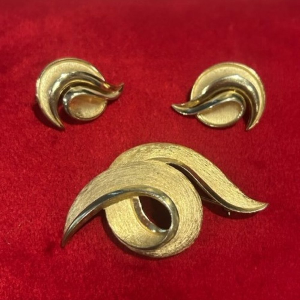 VTG Crown TRIFARI Brushed Gold Earrings and Brooch SET - Picture 3 of 7
